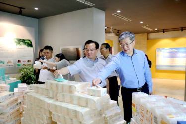 2019年 5月22日，時任浙江省社會組織綜合黨委專職副書記、省民政廳社會組織管理局局長蔡國華蒞臨景興紙業(yè)調(diào)研企業(yè)發(fā)展情況和黨建工作